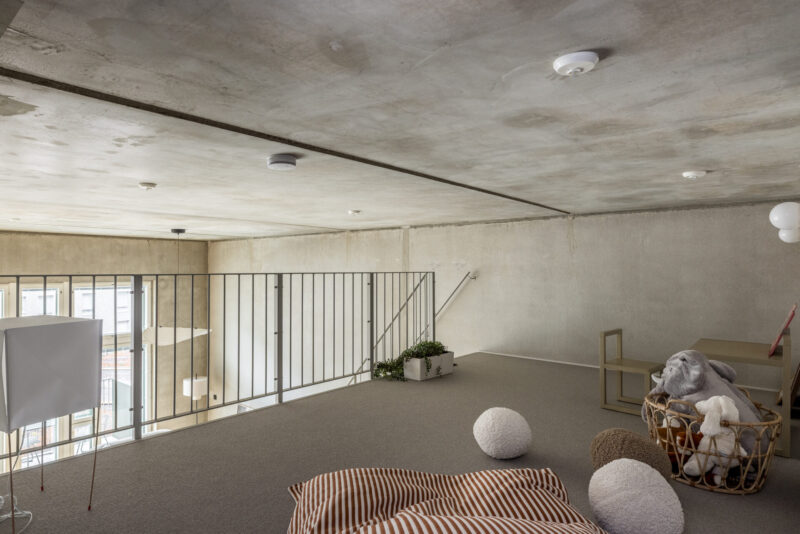 EKErakennuksen Artuksen lotf-asunnon parvi kaiteeseen päin