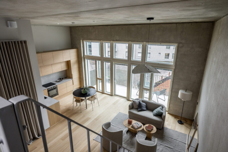 EKErakennuksen Artuksen lotf-asunnon olohuone parvelta kuvattuna