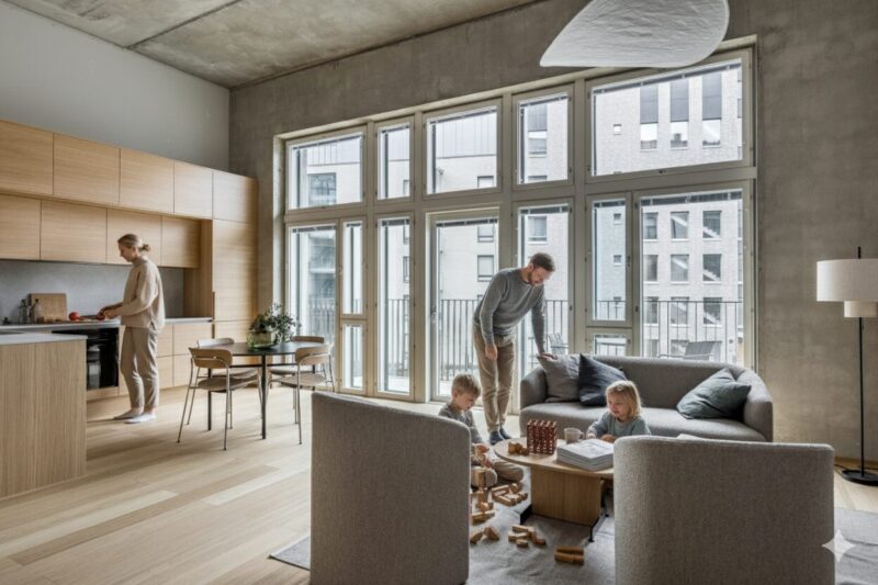 EKE-Rakennuksen loft asunnon kuvituskuba, jossa perhe keittiö nja olohuoneen tilassa