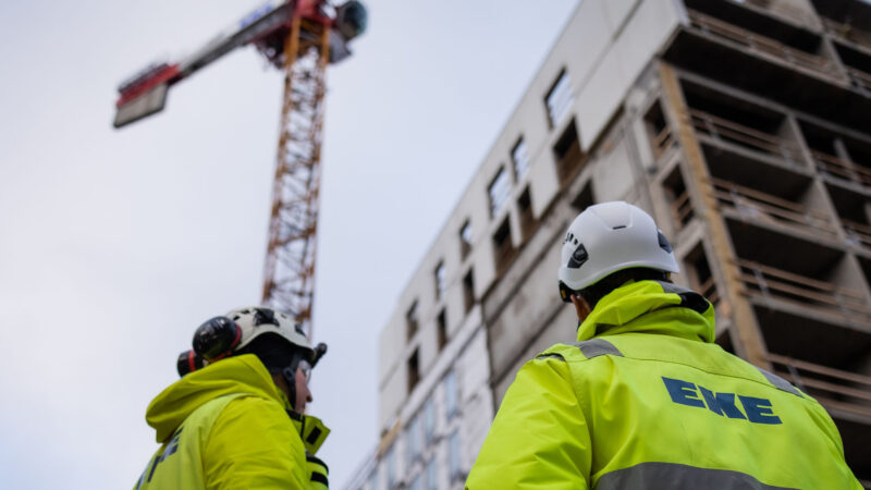 Eken työmaalla kaksi työntekijää