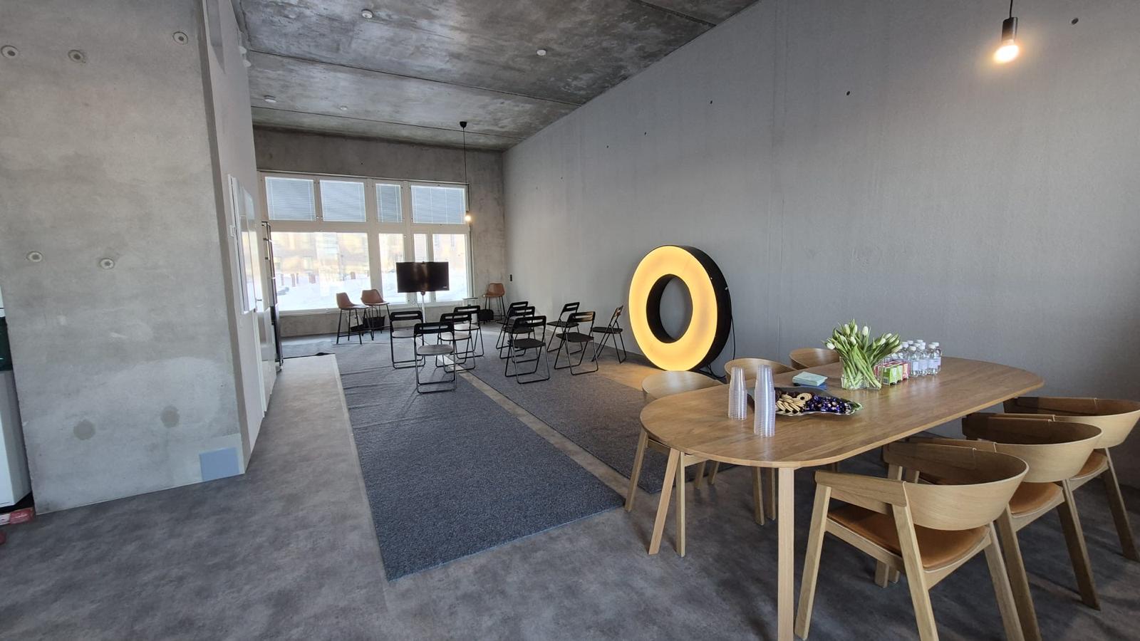 LoftLab sai alkunsa Artuksen avarassa Loft-tilassa – betonipinnat ja korkea tila loivat inspiroivan ympäristön keskustelulle ja ideoinnille.